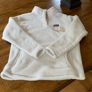 Patagonia fleece pullover in cream. Size girls 16, great condition.